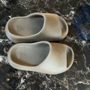 Kids yeezy slide
